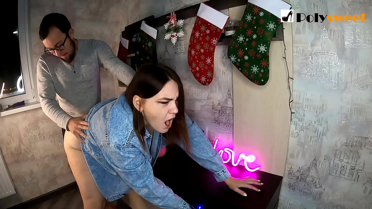 ผู้ชายชอบเย็ดสาวสวยกับหางม้าในตูดด้วยปากและดิ๊กของเขา